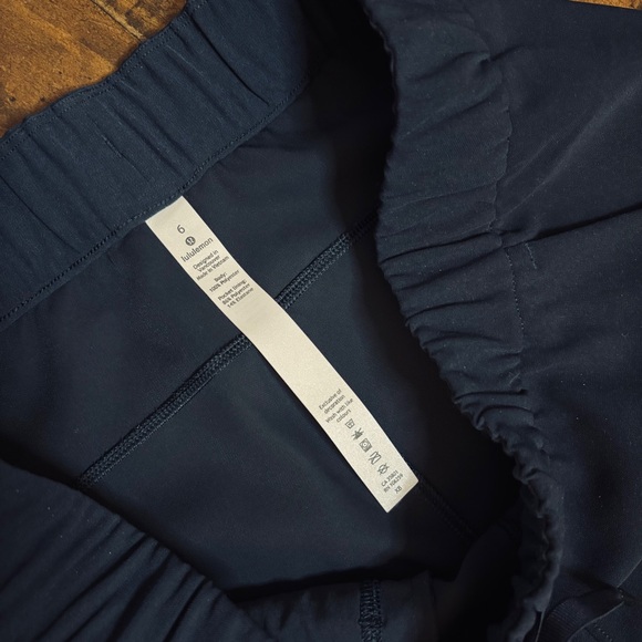 Lululemon 🍋 New On The Fly Shorts Navy Blue Size 6 - Picture 8 of 11